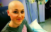 Cắt bỏ ngực chữa ung thư nửa năm, cô gái mới biết bị chẩn đoán nhầm